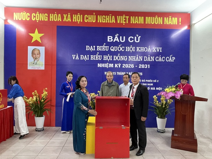 Cử tri phường Lĩnh Nam nô nức đi bầu cử từ sáng sớm- Ảnh 12.