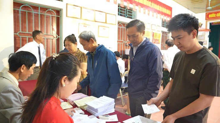 Đồng chí Lê Đức Phóng – Phó Bí thư Đảng uỷ, Chủ tịch UBND xã dự Lễ Khai mạc bầu cử tại Khu vực bầu cử số 27 – thôn Cát Ngòi- Ảnh 8.