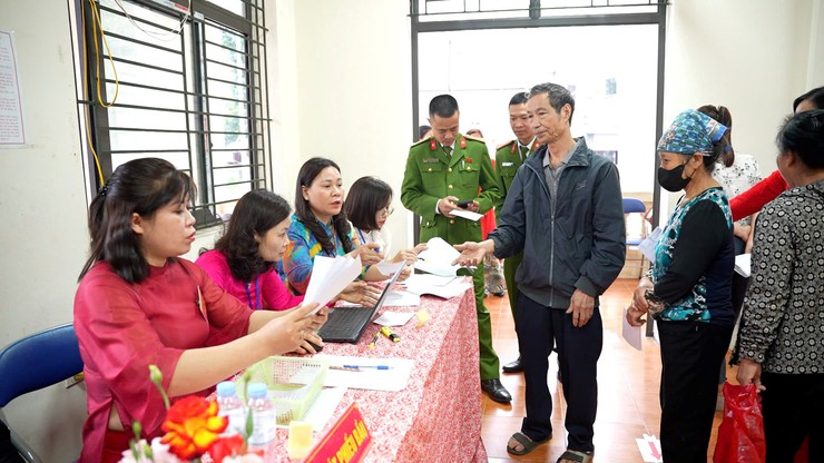 41.595 cử tri xã Dương Hoà phấn khởi đi bầu cử, gửi gắm niềm tin và hy vọng tới các đại biểu nhân dân- Ảnh 10.