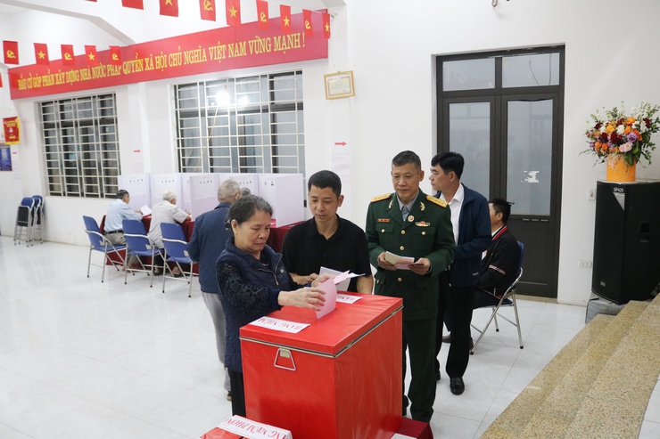 Đồng chí Nguyễn Trường Sơn – Bí thư Đảng ủy, Chủ tịch HĐND xã Quốc Oai dự khai mạc và bỏ phiếu cùng cử tri thôn Thạch Thán 3 tại khu vực bỏ phiếu Nhà văn hóa thôn- Ảnh 7.