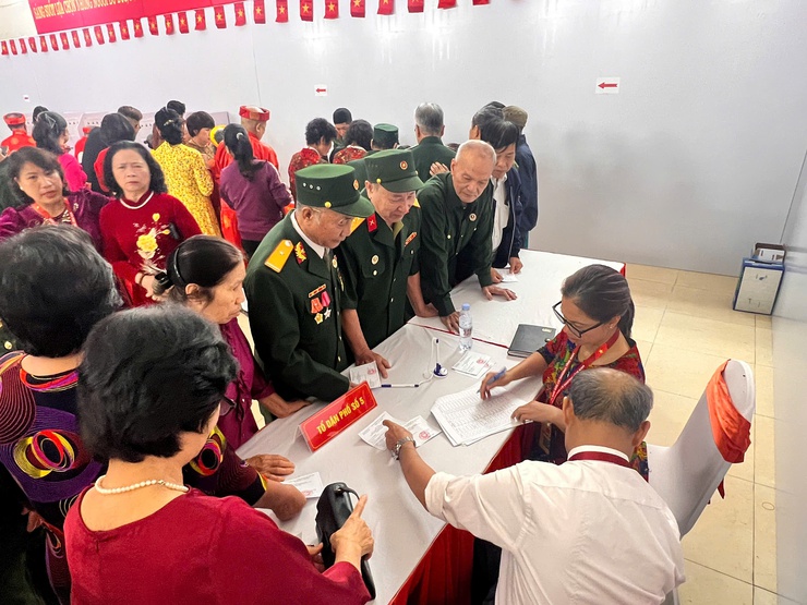 Cử tri phường Lĩnh Nam nô nức đi bầu cử từ sáng sớm- Ảnh 13.