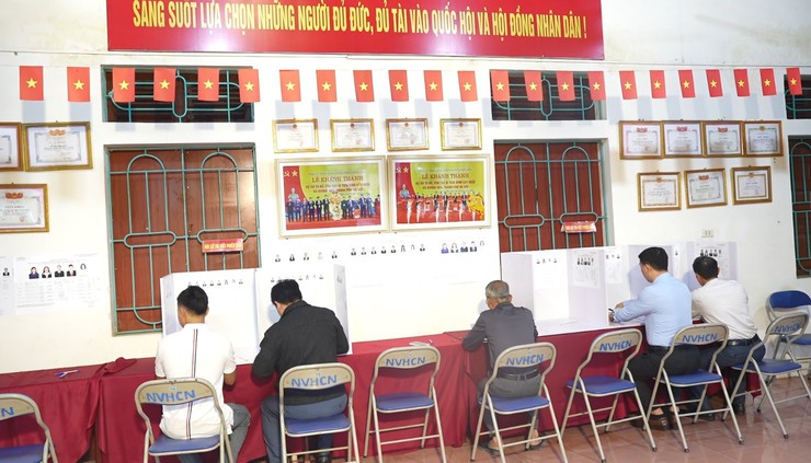 Đồng chí Lê Đức Phóng – Phó Bí thư Đảng uỷ, Chủ tịch UBND xã dự Lễ Khai mạc bầu cử tại Khu vực bầu cử số 27 – thôn Cát Ngòi- Ảnh 9.