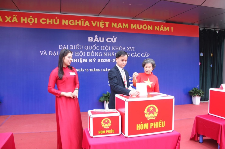 Hỗ trợ cử tri yếu thế đến điểm bỏ phiếu- Ảnh 1.