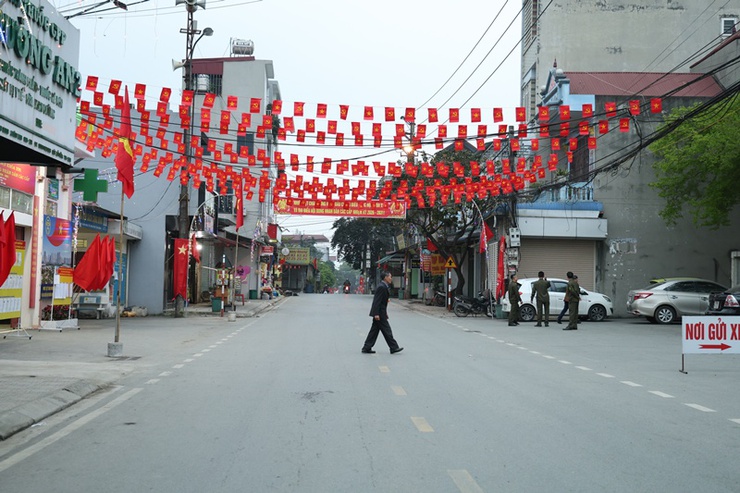 Đồng chí Hoàng Minh Hiến, Bí thư Đảng ủy, Chủ tịch HĐND xã, Chủ tịch Ủy ban Bầu cử xã Xuân Mai dự khai mạc bầu cử đại biểu Quốc hội khóa XVI và đại biểu HĐND các cấp nhiệm kỳ 2026–2031 tại khu vực bỏ phiếu số 03- Ảnh 2.