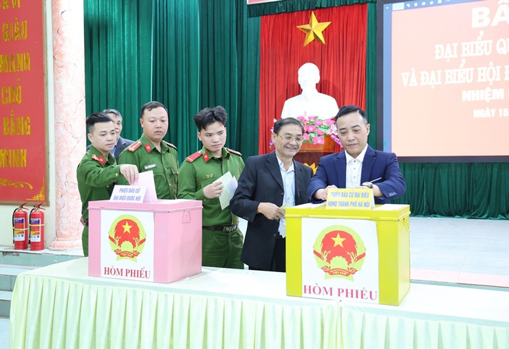 Đồng chí Hoàng Minh Hiến, Bí thư Đảng ủy, Chủ tịch HĐND xã, Chủ tịch Ủy ban Bầu cử xã Xuân Mai dự khai mạc bầu cử đại biểu Quốc hội khóa XVI và đại biểu HĐND các cấp nhiệm kỳ 2026–2031 tại khu vực bỏ phiếu số 03- Ảnh 10.