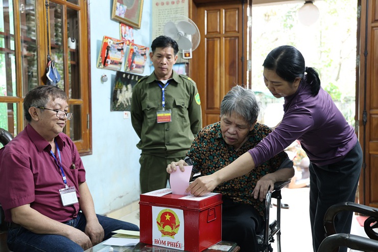Đồng chí Hoàng Minh Hiến, Bí thư Đảng ủy, Chủ tịch HĐND xã, Chủ tịch Ủy ban Bầu cử xã Xuân Mai dự khai mạc bầu cử đại biểu Quốc hội khóa XVI và đại biểu HĐND các cấp nhiệm kỳ 2026–2031 tại khu vực bỏ phiếu số 03- Ảnh 13.