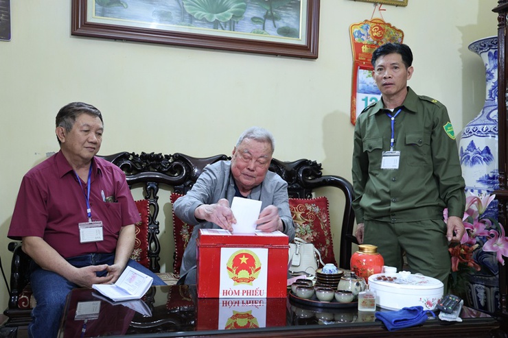 Đồng chí Hoàng Minh Hiến, Bí thư Đảng ủy, Chủ tịch HĐND xã, Chủ tịch Ủy ban Bầu cử xã Xuân Mai dự khai mạc bầu cử đại biểu Quốc hội khóa XVI và đại biểu HĐND các cấp nhiệm kỳ 2026–2031 tại khu vực bỏ phiếu số 03- Ảnh 14.