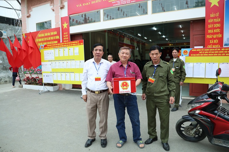 Đồng chí Hoàng Minh Hiến, Bí thư Đảng ủy, Chủ tịch HĐND xã, Chủ tịch Ủy ban Bầu cử xã Xuân Mai dự khai mạc bầu cử đại biểu Quốc hội khóa XVI và đại biểu HĐND các cấp nhiệm kỳ 2026–2031 tại khu vực bỏ phiếu số 03- Ảnh 12.