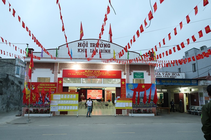 Đồng chí Hoàng Minh Hiến, Bí thư Đảng ủy, Chủ tịch HĐND xã, Chủ tịch Ủy ban Bầu cử xã Xuân Mai dự khai mạc bầu cử đại biểu Quốc hội khóa XVI và đại biểu HĐND các cấp nhiệm kỳ 2026–2031 tại khu vực bỏ phiếu số 03- Ảnh 1.