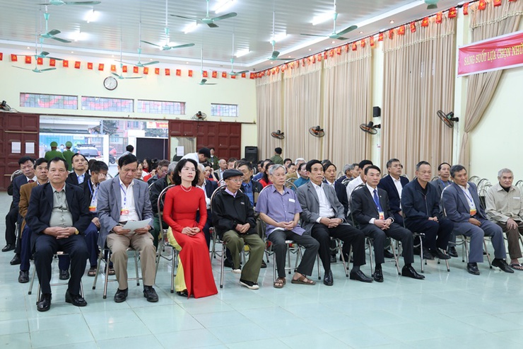 Đồng chí Hoàng Minh Hiến, Bí thư Đảng ủy, Chủ tịch HĐND xã, Chủ tịch Ủy ban Bầu cử xã Xuân Mai dự khai mạc bầu cử đại biểu Quốc hội khóa XVI và đại biểu HĐND các cấp nhiệm kỳ 2026–2031 tại khu vực bỏ phiếu số 03- Ảnh 4.