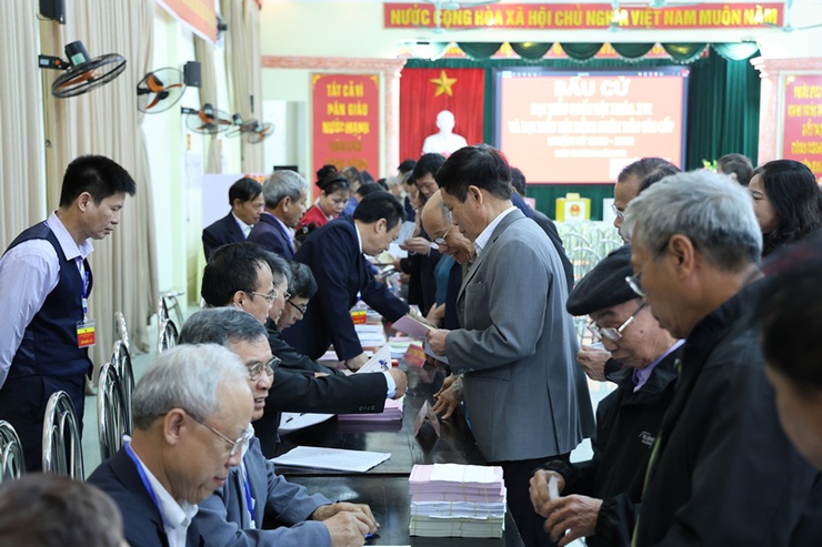 Đồng chí Hoàng Minh Hiến, Bí thư Đảng ủy, Chủ tịch HĐND xã, Chủ tịch Ủy ban Bầu cử xã Xuân Mai dự khai mạc bầu cử đại biểu Quốc hội khóa XVI và đại biểu HĐND các cấp nhiệm kỳ 2026–2031 tại khu vực bỏ phiếu số 03- Ảnh 9.