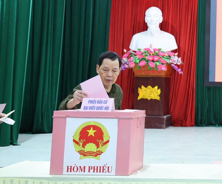 Đồng chí Hoàng Minh Hiến, Bí thư Đảng ủy, Chủ tịch HĐND xã, Chủ tịch Ủy ban Bầu cử xã Xuân Mai dự khai mạc bầu cử đại biểu Quốc hội khóa XVI và đại biểu HĐND các cấp nhiệm kỳ 2026–2031 tại khu vực bỏ phiếu số 03- Ảnh 11.