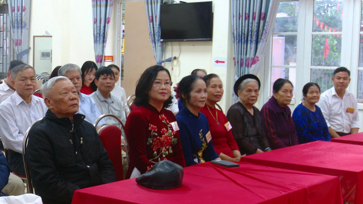 Đồng chí Nguyễn Thị Hường - Phó bí thư Thường trực Đảng ủy xã dự khai mạc bầu cử tại Tổ bỏ phiếu số 18, xã Liên Minh- Ảnh 1.