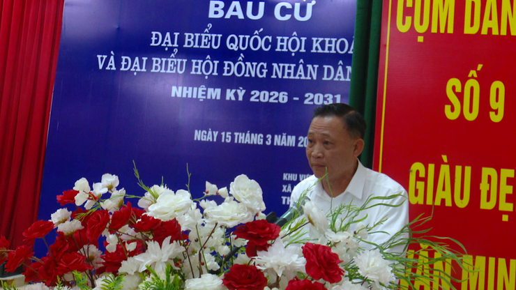 Đồng chí Nguyễn Thị Hường - Phó bí thư Thường trực Đảng ủy xã dự khai mạc bầu cử tại Tổ bỏ phiếu số 18, xã Liên Minh- Ảnh 2.
