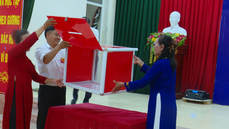Đồng chí Nguyễn Thị Hường - Phó bí thư Thường trực Đảng ủy xã dự khai mạc bầu cử tại Tổ bỏ phiếu số 18, xã Liên Minh- Ảnh 3.