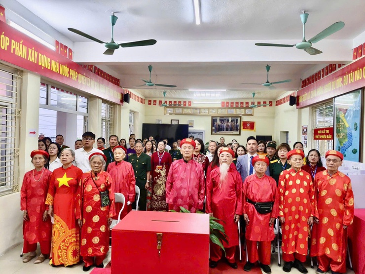 Sôi nổi Ngày hội bầu cử đại biểu Quốc hội và HĐND các cấp.- Ảnh 5.