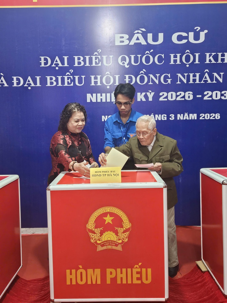 Cử tri phường Giảng Võ nô nức thực hiện quyền bầu cử- Ảnh 2.