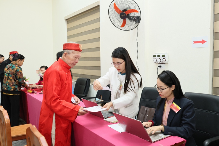 Cư tri khu vực bỏ phiếu số 10, thôn Ứng Hòa trang trọng, phấn khởi đi bỏ phiếu thực hiện quyền làm chủ của mình- Ảnh 3.