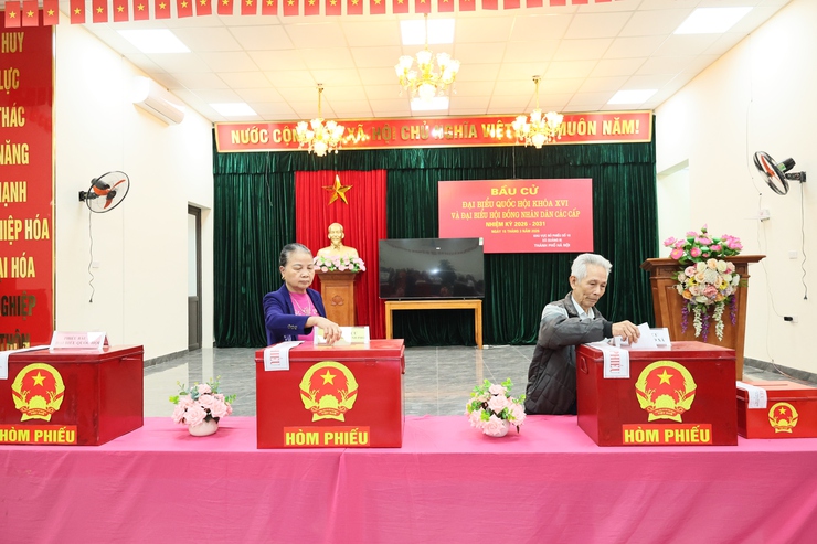 Cư tri khu vực bỏ phiếu số 10, thôn Ứng Hòa trang trọng, phấn khởi đi bỏ phiếu thực hiện quyền làm chủ của mình- Ảnh 5.