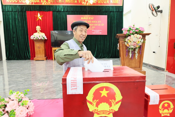 Cư tri khu vực bỏ phiếu số 10, thôn Ứng Hòa trang trọng, phấn khởi đi bỏ phiếu thực hiện quyền làm chủ của mình- Ảnh 6.