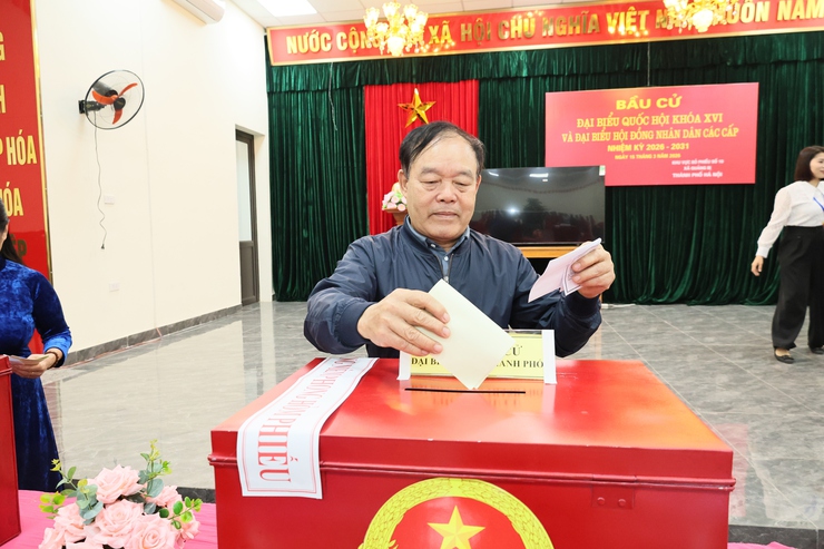 Cư tri khu vực bỏ phiếu số 10, thôn Ứng Hòa trang trọng, phấn khởi đi bỏ phiếu thực hiện quyền làm chủ của mình- Ảnh 7.