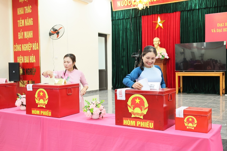 Cư tri khu vực bỏ phiếu số 10, thôn Ứng Hòa trang trọng, phấn khởi đi bỏ phiếu thực hiện quyền làm chủ của mình- Ảnh 9.