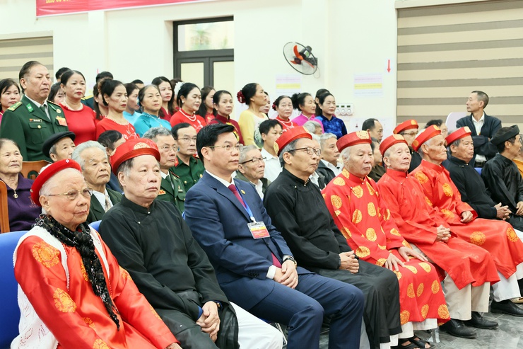 Những hình ảnh đồng chí Bí thư Đảng ủy, Chủ tịch HĐND xã Quảng Bị Nguyễn Trường Năng dự khai mạc bầu cử tại khu vực bỏ phiếu số 10 - Ảnh 2.