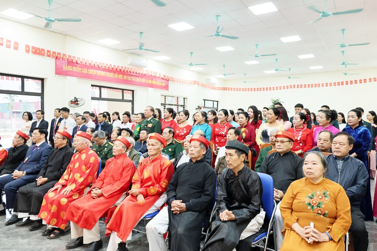 Những hình ảnh đồng chí Bí thư Đảng ủy, Chủ tịch HĐND xã Quảng Bị Nguyễn Trường Năng dự khai mạc bầu cử tại khu vực bỏ phiếu số 10 - Ảnh 3.