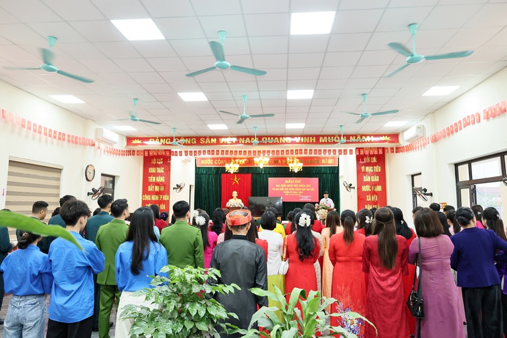 Những hình ảnh đồng chí Bí thư Đảng ủy, Chủ tịch HĐND xã Quảng Bị Nguyễn Trường Năng dự khai mạc bầu cử tại khu vực bỏ phiếu số 10 - Ảnh 4.