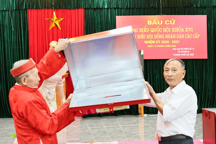 Những hình ảnh đồng chí Bí thư Đảng ủy, Chủ tịch HĐND xã Quảng Bị Nguyễn Trường Năng dự khai mạc bầu cử tại khu vực bỏ phiếu số 10 - Ảnh 5.