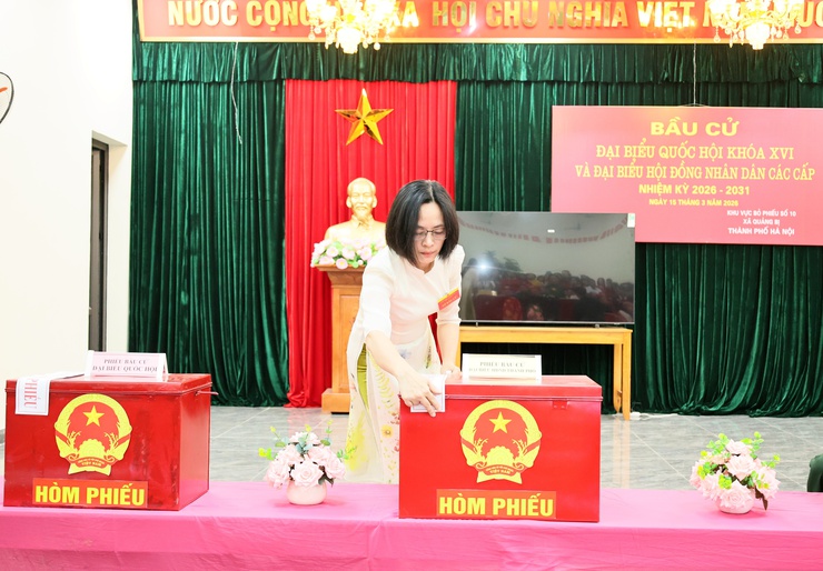 Những hình ảnh đồng chí Bí thư Đảng ủy, Chủ tịch HĐND xã Quảng Bị Nguyễn Trường Năng dự khai mạc bầu cử tại khu vực bỏ phiếu số 10 - Ảnh 6.