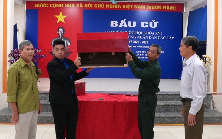 Rộn ràng ngày hội non sông tại các điểm bỏ phiếu ở xã Bát Tràng- Ảnh 6.