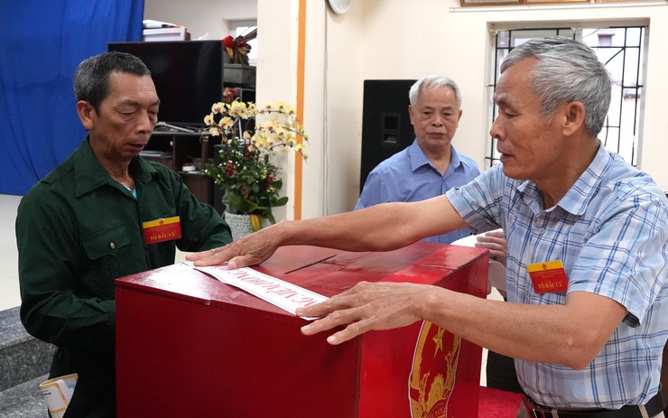 Rộn ràng ngày hội non sông tại các điểm bỏ phiếu ở xã Bát Tràng- Ảnh 8.