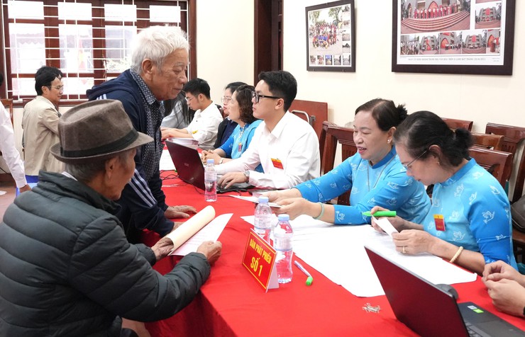 Rộn ràng ngày hội non sông tại các điểm bỏ phiếu ở xã Bát Tràng- Ảnh 12.