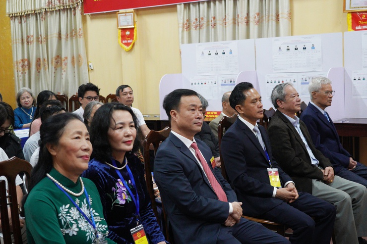 Đồng chí Phí Minh Hải dự khai mạc và bỏ phiếu bầu cử tại khu vực bầu cử số 6 phường Chương Mỹ- Ảnh 3.