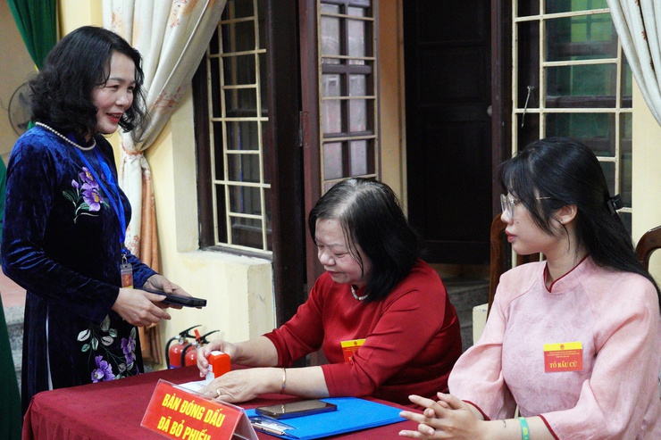 Đồng chí Phí Minh Hải dự khai mạc và bỏ phiếu bầu cử tại khu vực bầu cử số 6 phường Chương Mỹ- Ảnh 12.