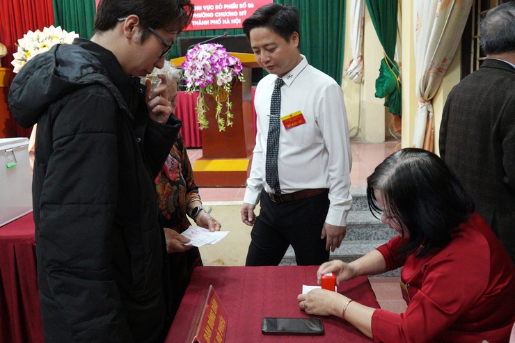 Đồng chí Phí Minh Hải dự khai mạc và bỏ phiếu bầu cử tại khu vực bầu cử số 6 phường Chương Mỹ- Ảnh 25.