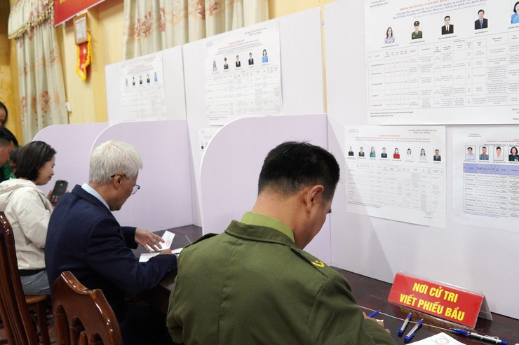 Đồng chí Phí Minh Hải dự khai mạc và bỏ phiếu bầu cử tại khu vực bầu cử số 6 phường Chương Mỹ- Ảnh 21.