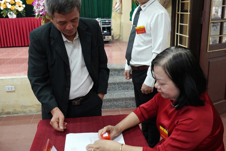 Đồng chí Phí Minh Hải dự khai mạc và bỏ phiếu bầu cử tại khu vực bầu cử số 6 phường Chương Mỹ- Ảnh 24.