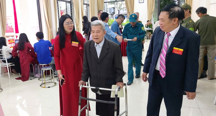 25/25 khu vực bầu cử phường Phú Lương khai mạc Ngày hội toàn dân đi bầu cử- Ảnh 11.