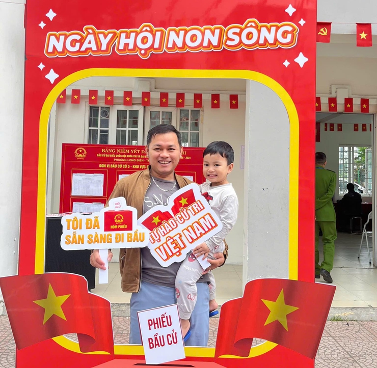 Cử tri phường Long Biên rạng rỡ check-in trong Ngày hội bầu cử- Ảnh 3.