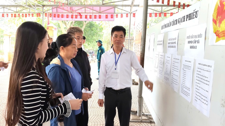 Rộn ràng Không khí ngày bầu cử tại xã Đoài Phương sáng 15/3

- Ảnh 11.