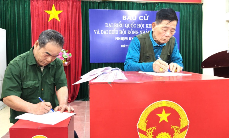 Rộn ràng Không khí ngày bầu cử tại xã Đoài Phương sáng 15/3

- Ảnh 7.