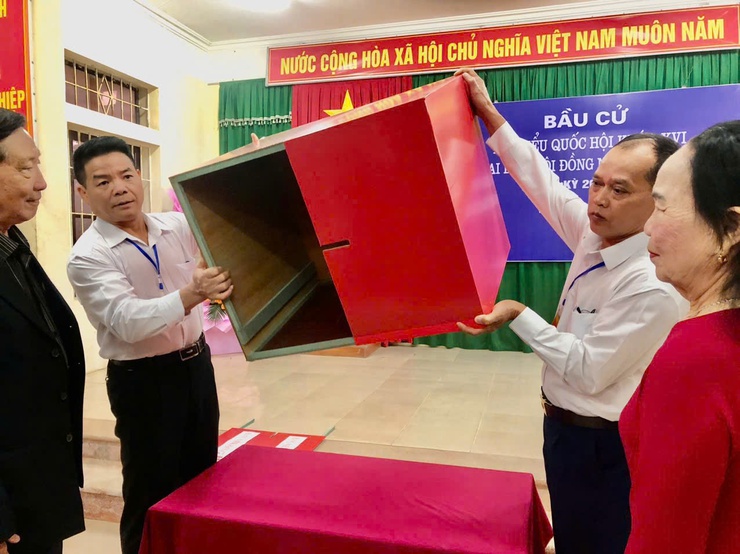 Rộn ràng Không khí ngày bầu cử tại xã Đoài Phương sáng 15/3

- Ảnh 6.