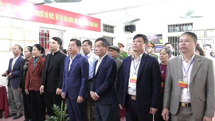 Rộn ràng Không khí ngày bầu cử tại xã Đoài Phương sáng 15/3

- Ảnh 2.