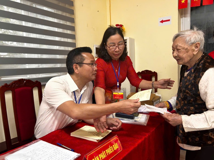 Rộn ràng Không khí ngày bầu cử tại xã Đoài Phương sáng 15/3

- Ảnh 8.