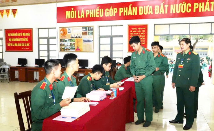 Rộn ràng Không khí ngày bầu cử tại xã Đoài Phương sáng 15/3

- Ảnh 16.