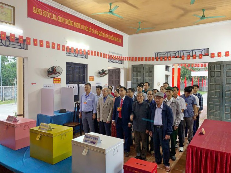 Cử tri Xuân Mai phấn khởi tham gia ngày hội bầu cử tại khu vực bỏ phiếu số 24, 25.- Ảnh 1.