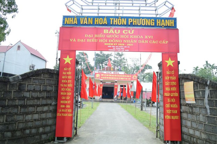 Cử tri Xuân Mai phấn khởi tham gia ngày hội bầu cử tại khu vực bỏ phiếu số 24, 25.- Ảnh 2.