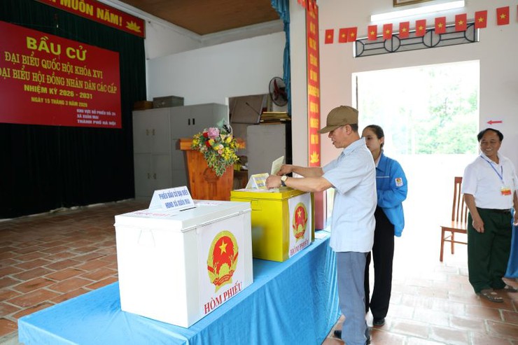 Cử tri Xuân Mai phấn khởi tham gia ngày hội bầu cử tại khu vực bỏ phiếu số 24, 25.- Ảnh 3.